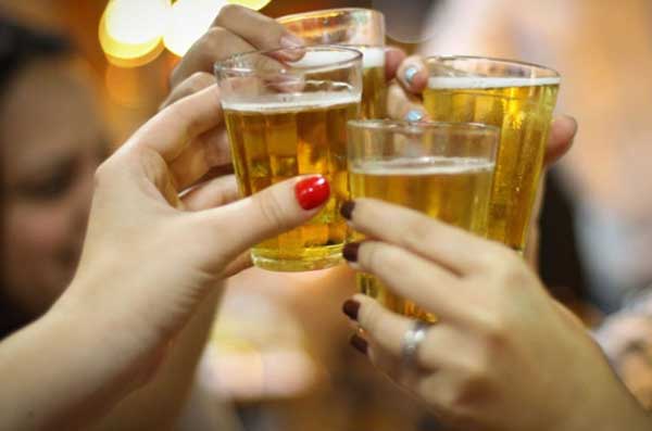 Comprovado! Mulher que bebe cerveja regularmente com as amigas pode garantir melhor saúde - Recanto Inspiração | Restaurante Caminho do Vinho